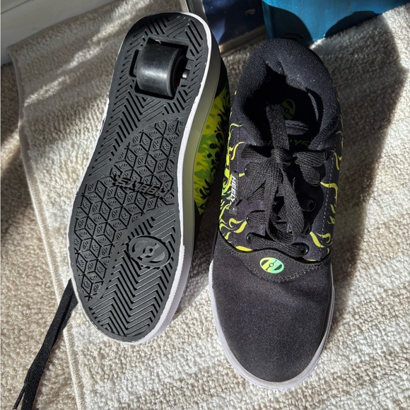 Heelys Black Shoes with Vibrant Green Flames with WHEELS Sz 5 - Picture 10 of 11